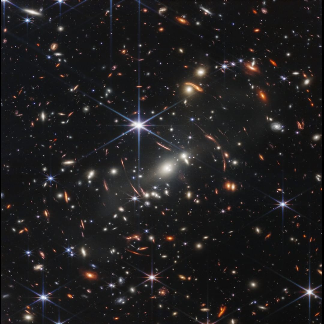 韦布首张深空图像                                          图片来源: NASA, ESA, CSA, STScI