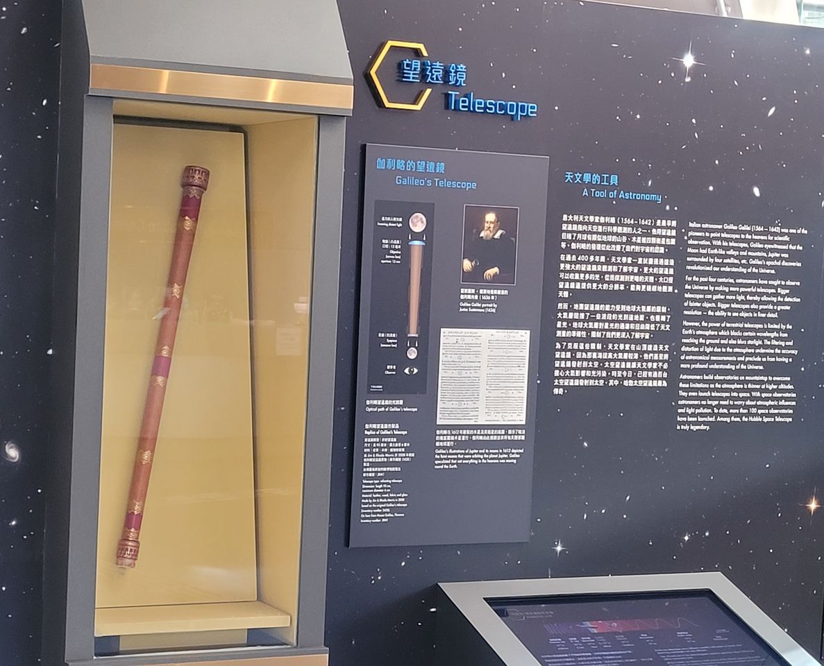 展出的伽利略望远镜仿制品